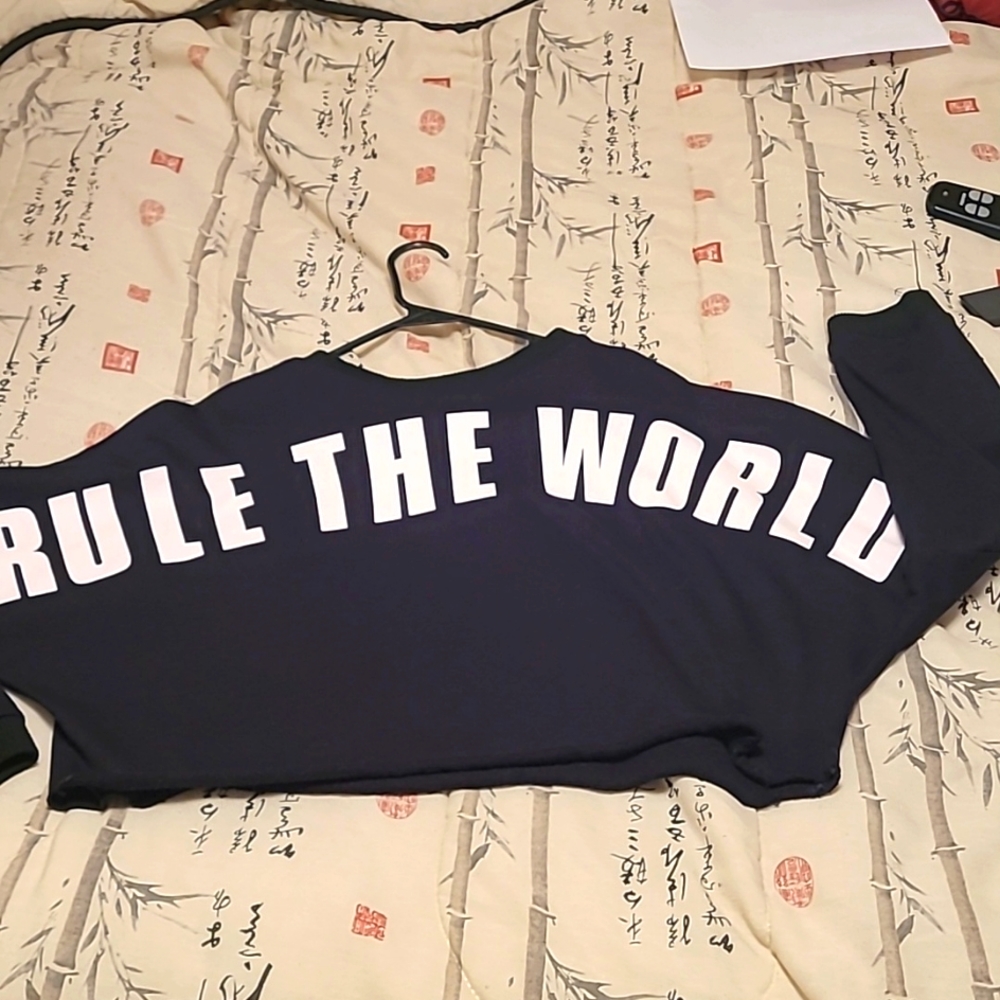 Dual color long sleeve crop top